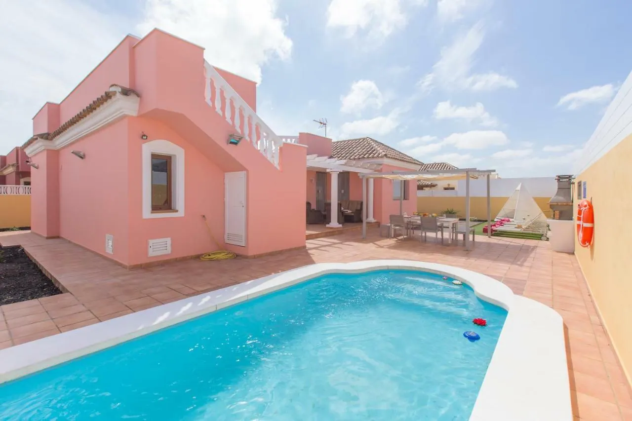Villa Bella Lucia 3. Piscina Climatizada, Wifi, Bbq. Corralejo Holiday home