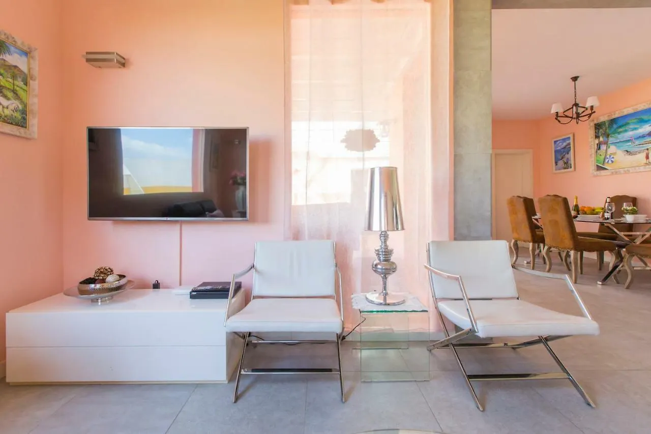 Holiday home Villa Bella Lucia 3. Piscina Climatizada, Wifi, Bbq. Corralejo