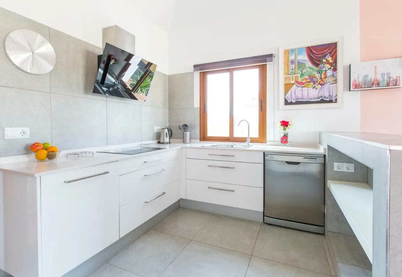 Villa Bella Lucia 3. Piscina Climatizada, Wifi, Bbq. Corralejo Semesterbostad