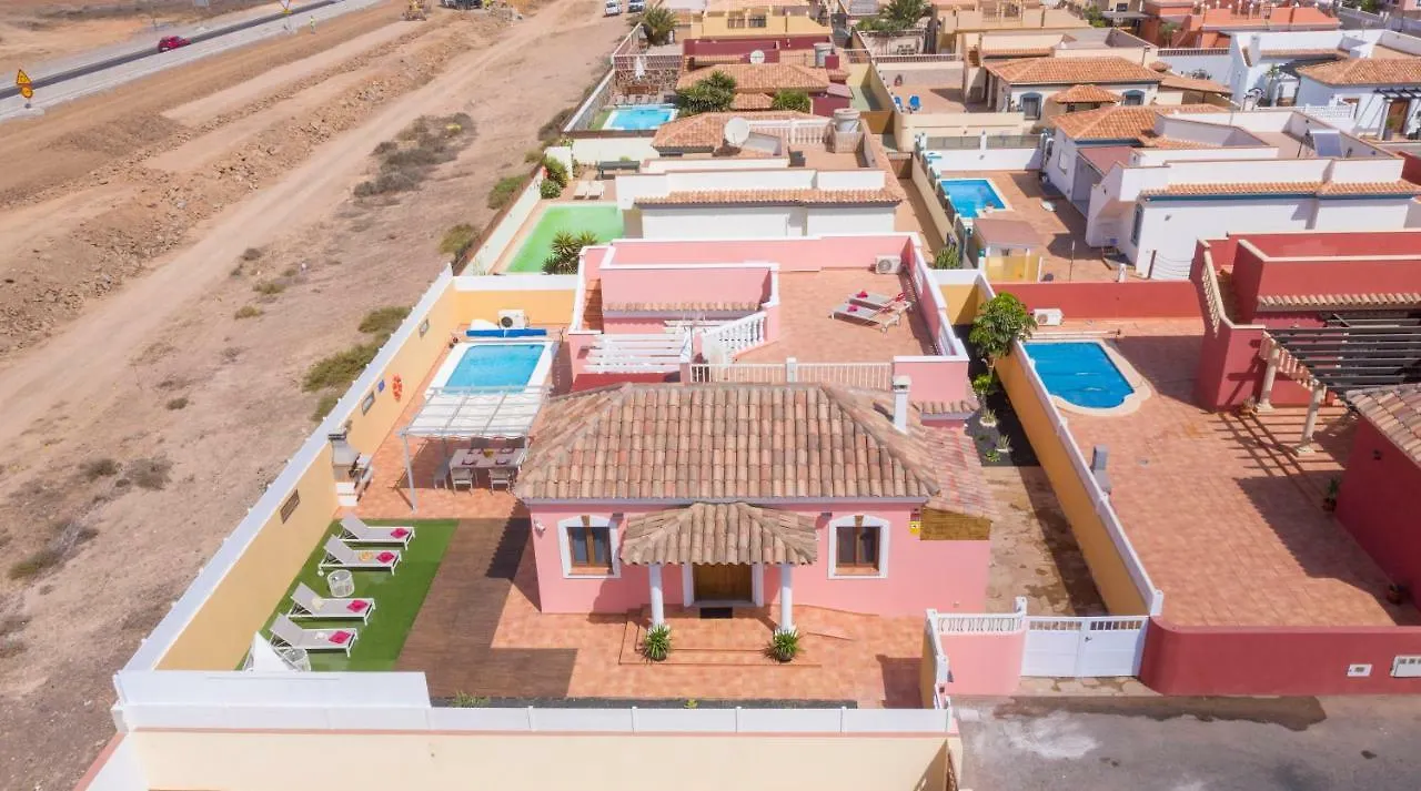 Villa Bella Lucia 3. Piscina Climatizada, Wifi, Bbq. Corralejo