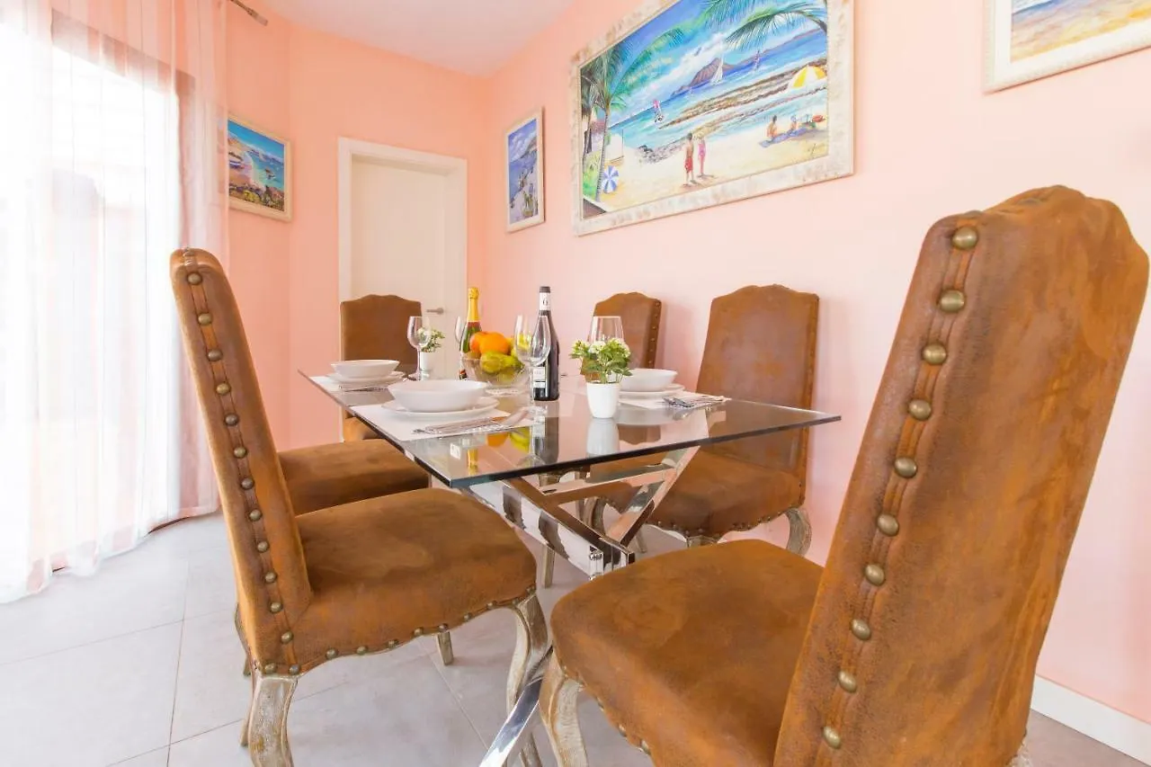 Villa Bella Lucia 3. Piscina Climatizada, Wifi, Bbq. Corralejo